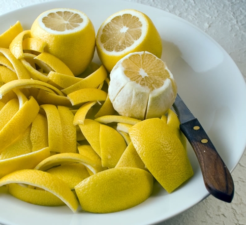 fresh-lemon-peels-to-make-lemon-juice